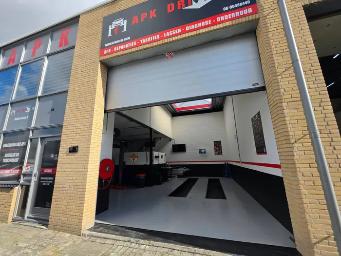 Pand van APK DRIVE-IN aan de Dulderstraat 9 in Rotterdam