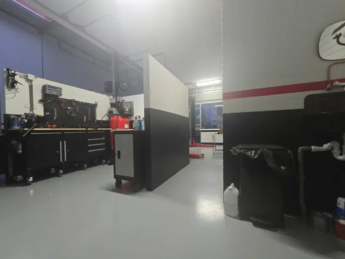 Werkbank en gereedschap in de werkplaats van APK DRIVE-IN